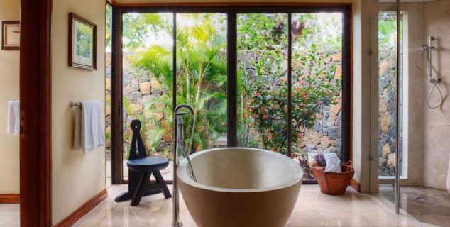 Beachfront Suite Villa Bath