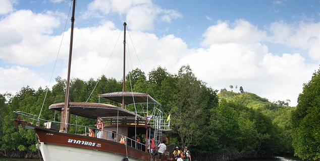 Cruise across Cheow Larn Lake