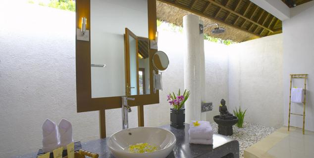 Deluxe Bungalow Bathroom