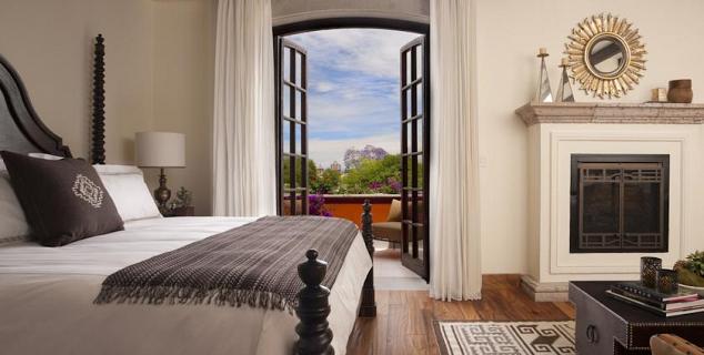 Deluxe Colonial Room