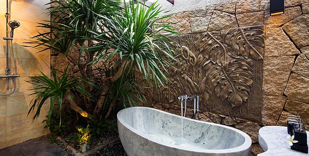 Deluxe Room bathroom