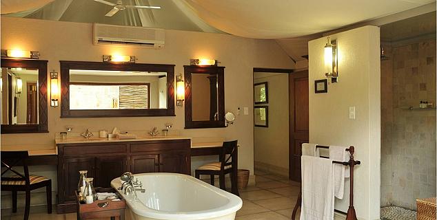 Executive Suite bathroom