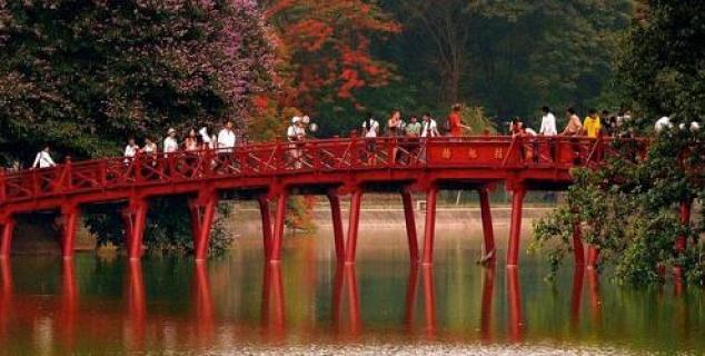 Red Bridge, Hoan Kiem Lake