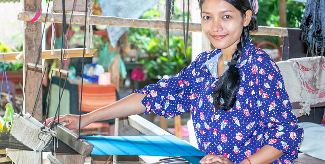 Silk weaving in Akha village
